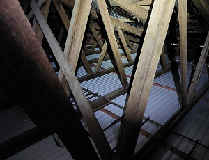 Zateplení stropu zemědělské haly pomocí foukané izolace